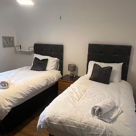 Home Away From Home: Cozy Two Bedroom Apartment Банбері Екстер'єр фото